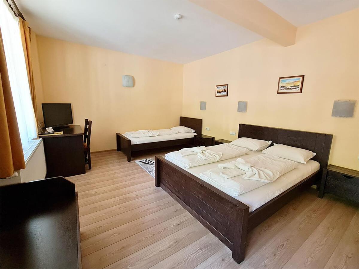 Family Hotel Chiflik Hills Kültér fotó