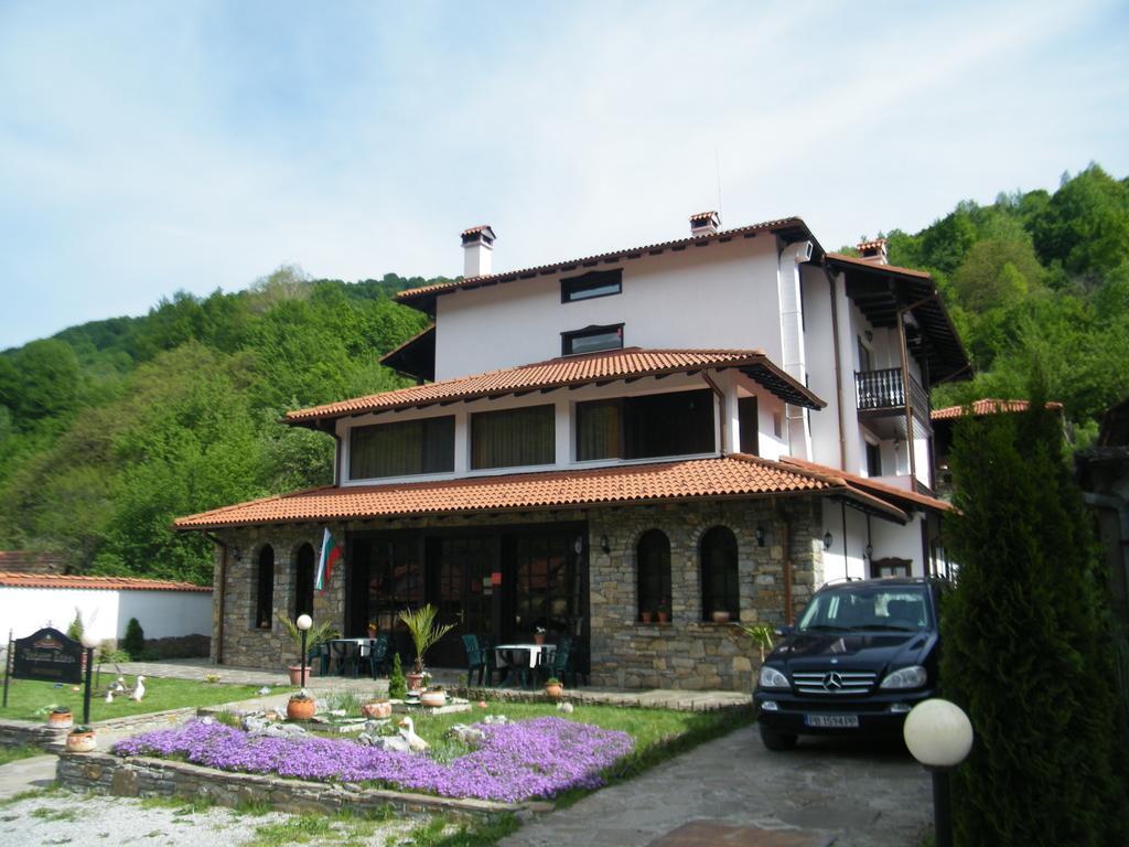 Family Hotel Chiflik Hills Kültér fotó