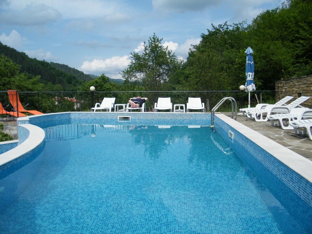 Family Hotel Chiflik Hills Kültér fotó