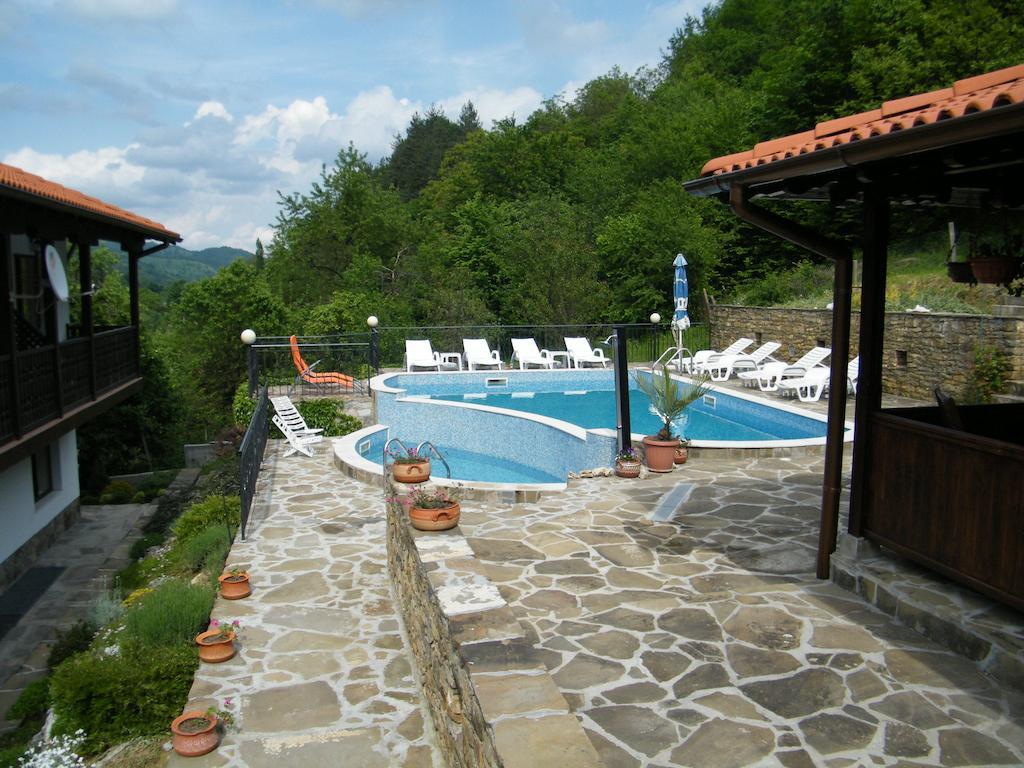 Family Hotel Chiflik Hills Kültér fotó