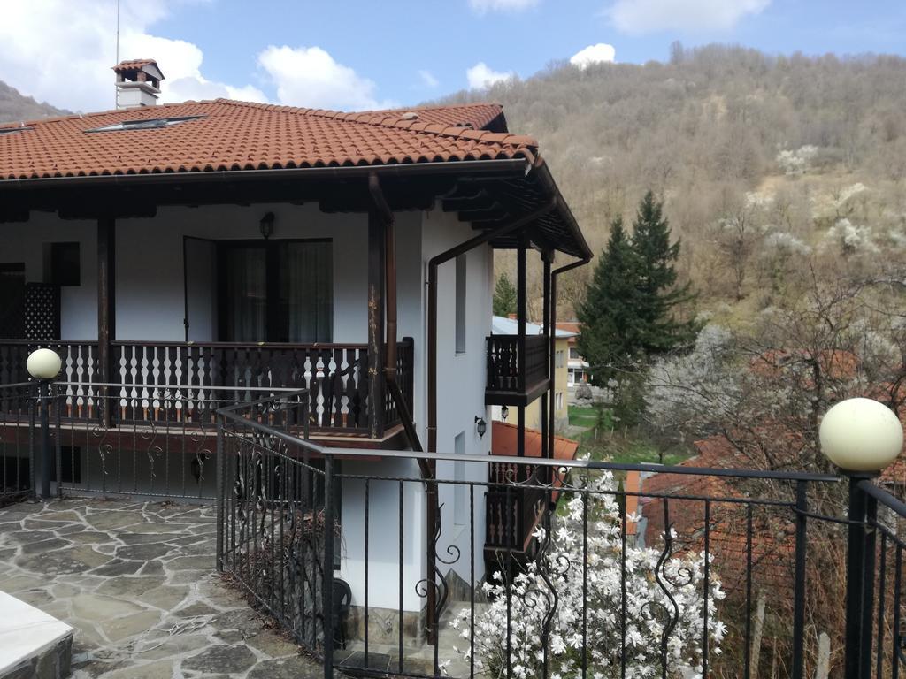 Family Hotel Chiflik Hills Kültér fotó